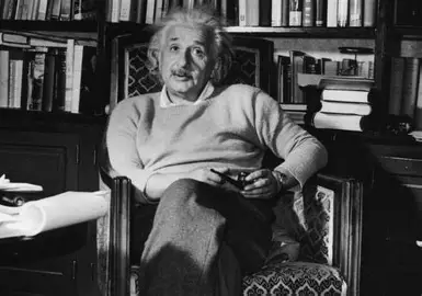 ثائر المكاتب المنسية: كيف هدم موظف براءات اختراع جدران الزمن؟